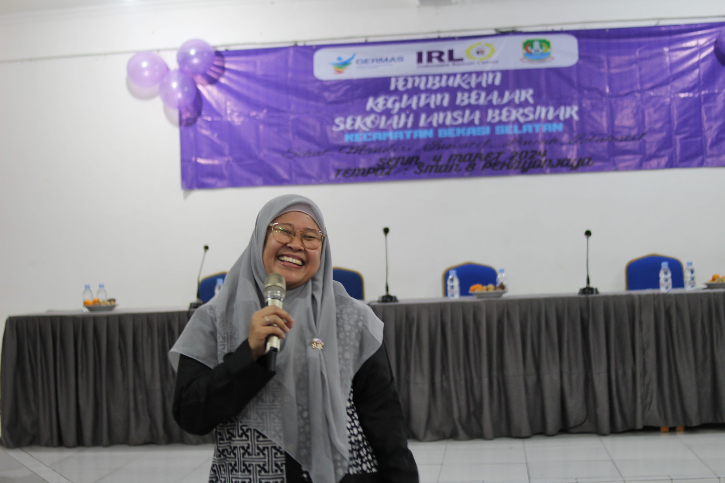 PEMBUKAAN KEGIATAN BELAJAR “SEKOLAH LANSIA BERSINAR” : DOSEN DAN MAHASISWA PSIKOLOGI FISIP UNIVERSITAS ISLAM 45 (UNISMA) TURUT JADI FASILITATORNYA